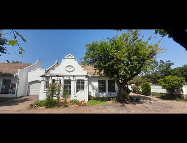 2 BEDROOM TOWNHOUSE FOR SALE IN DIE HOEWES